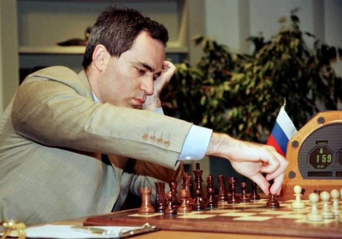 Garry Kasparov, kỳ thủ Nga và cựu vô địch thế giới, thực hiện nước đi đầu tiên trong ván hai, trận đấu với siêu máy tính Deep Blue của IBM tại New York, Mỹ, ngày 4/5/1997. Ảnh: Reuters
