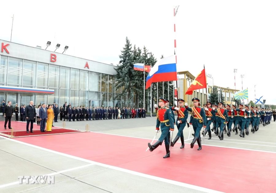Lễ đón Tổng Bí thư, Chủ tịch nước Tô Lâm và phu nhân tại sân bay Vnukovo, Moskva, Nga. Ảnh: TTXVN