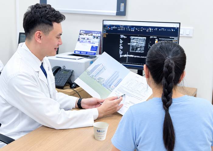 Bác sĩ Tuấn giải thích về tình trạng suy tĩnh mạch chân của người bệnh. Ảnh: Bệnh viện Đa khoa Tâm Anh