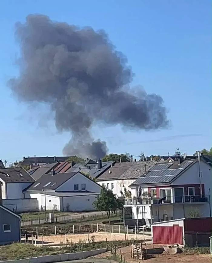 Khói bốc lên từ hiện trường vụ rơi tiêm kích F-16 ở căn cứ không quân Spangdahlem của Mỹ ở miền tây nước Đức ngày 22/9. Ảnh: NY Post