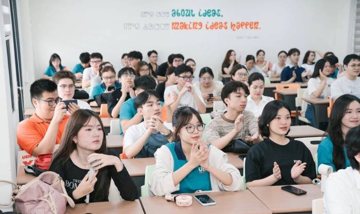 Tân sinh viên Đại học Kinh tế TP HCM làm quen môi trường học tập mới, ngày 8/9. Ảnh: UEH
