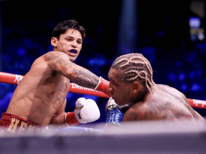 Ryan Garcia (trái) ra đòn trong trận thắng Conor Benn để bảo vệ đai vô địch WBC hạng bán trung tại T-Mobile Arena, Las Vegas, Mỹ ngày 12/9/2026. Ảnh: AP