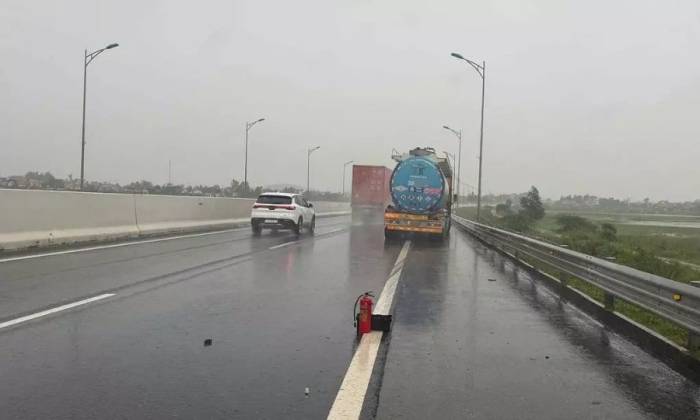 Xe đầu kéo hỏng trên cao tốc Hải Phòng - Móng Cái, tài xế cảnh báo phương tiện phía sau nhưng không bảo đảm khoảng cách tối thiểu, ngày 22/8. Ảnh: Cục CSGT