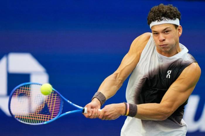 Shelton đánh trái tay trong trận chung kết đơn nam Mỹ Mở rộng với Zverev tại sân Arthur Ashe, thuộc Trung tâm Quần vợt Quốc gia Billie Jean King ở Flushing Meadows, New York, ngày 13/9/2026. Ảnh: AP