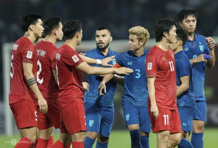 Theerathon Bunmathan (số 3) thi đấu trong trận Thái Lan thắng Việt Nam 1-0 ở lượt về chung kết AFF Cup 2022, trên sân Thammasat, Thái Lan ngày 16/1/2023. Ảnh: Lâm Thỏa