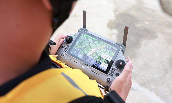 Người điều khiển UAV theo dõi, vận hành thiết bị trên màn hình giám sát từ xa. Ảnh: Đàm Minh