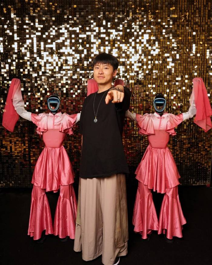 Wu Yu Fei, người biểu diễn cùng các robot xuyên suốt chương trình. Ảnh: Americas Got Talent