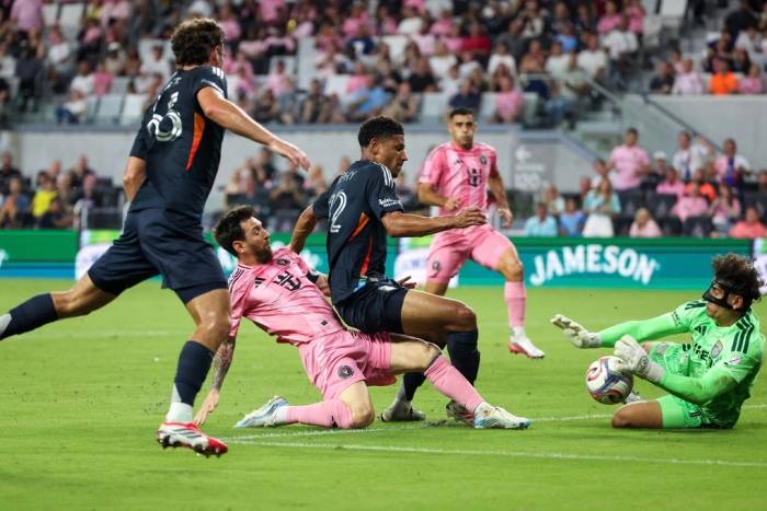 Lionel Messi (số 10) dứt điểm trong khi các hậu vệ (số 42) và thủ môn CJ Dos Santos (số 1) của San Diego FC phòng ngự trong hiệp một trận đấu tại MLS ở Miami, bang Florida, Mỹ, ngày 20/9/2026. Ảnh: AP