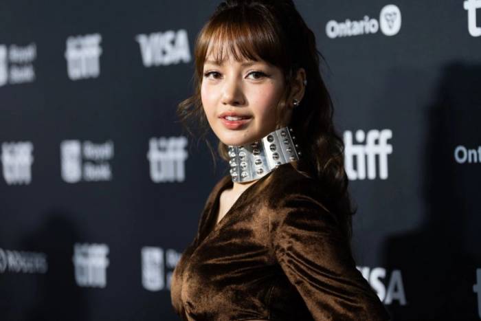 Ca sĩ Lisa trên thảm đỏ ra mắt tác phẩm Always Lalisa tại Liên hoan phim quốc tế Toronto. Ảnh: AP
