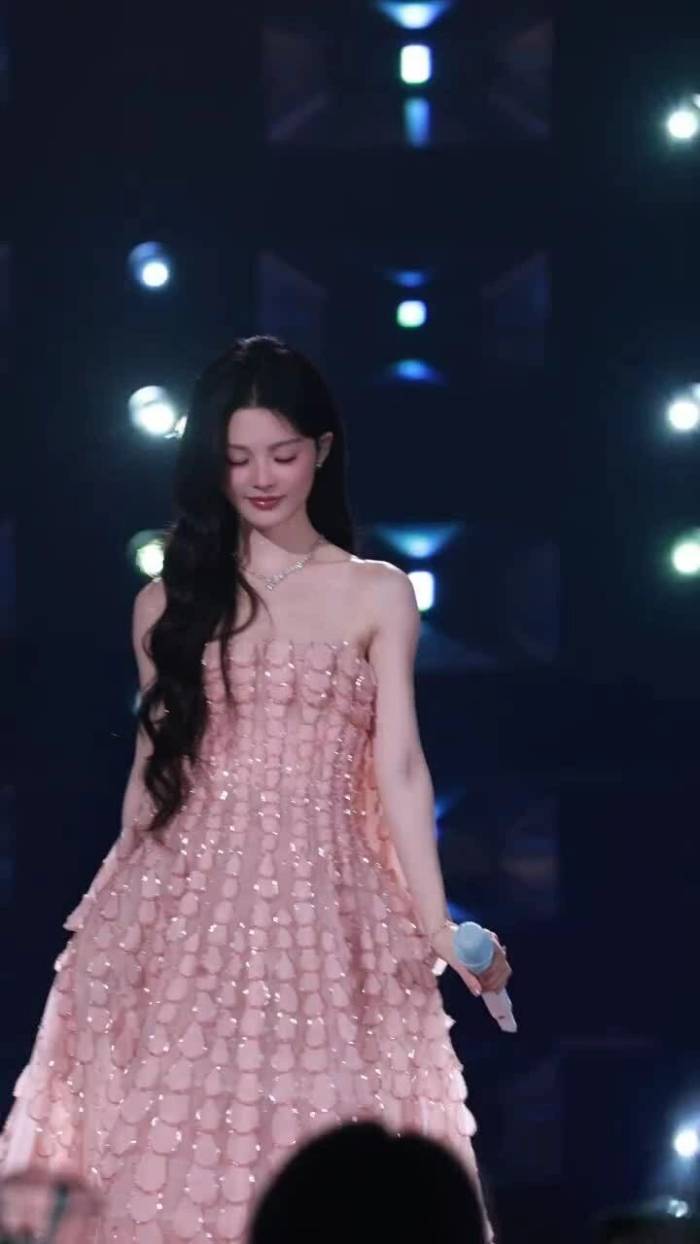 Diêu Hiểu Đường mặc váy Phan Huy