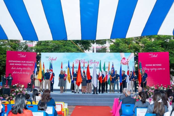 Lễ diễu hành cờ của các quốc gia đại diện cho cộng đồng TH School tại lễ khai giảng. Ảnh: TH School