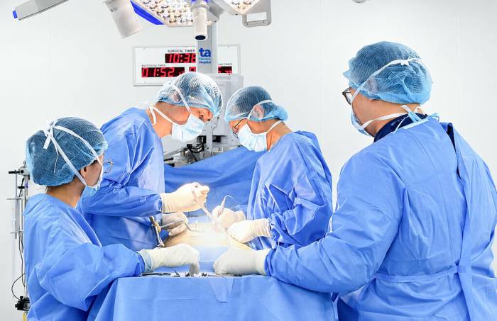Bác sĩ Dũng (thứ hai, bên phải) loại bỏ khối u cho người bệnh. Ảnh: Bệnh viện Đa khoa Tâm Anh