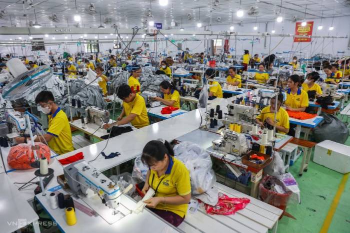 Công nhân làm việc tại công ty may mặc Dony (xã Vĩnh Lộc A, TP HCM), tháng 8/2025. Ảnh: Quỳnh Trần