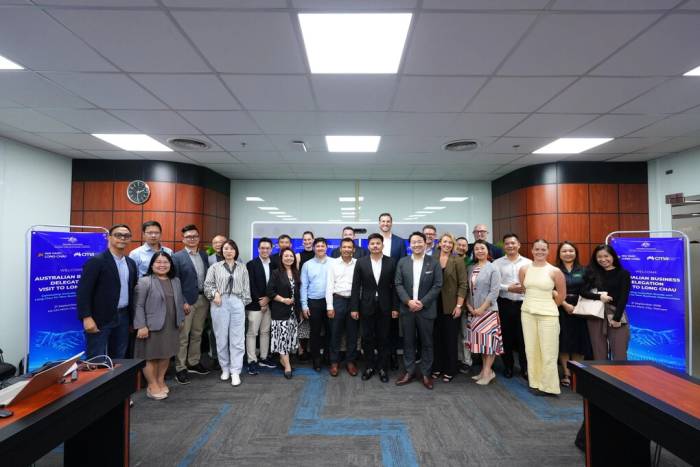 Đại diện Austrade, CMA , 8 thương hiệu chăm sóc sức khỏe Australia, và Long Châu chụp ảnh lưu niệm sau buổi làm việc. Ảnh. H.Khánh