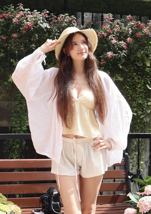 Thanh Giang mặc năng động trong chuyến du lịch cùng gia đình.