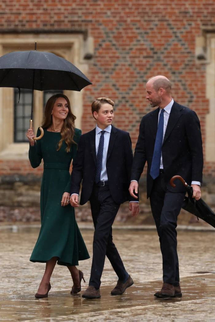 Vợ chồng Thái tử William và Hoàng tử George đều mang giày da lộn màu nâu trong ngày đầu tới trường Eton. Ảnh: AP