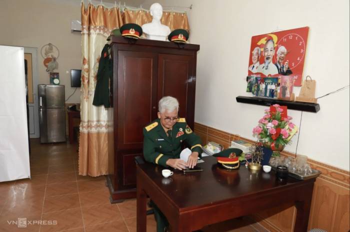 Ông Phạm Trọng Song, 70 tuổi, đang làm việc tại phòng riêng của mình ở Trung tâm Điều dưỡng thương binh Nghệ An, ngày 28/8. Ảnh: Nga Thanh