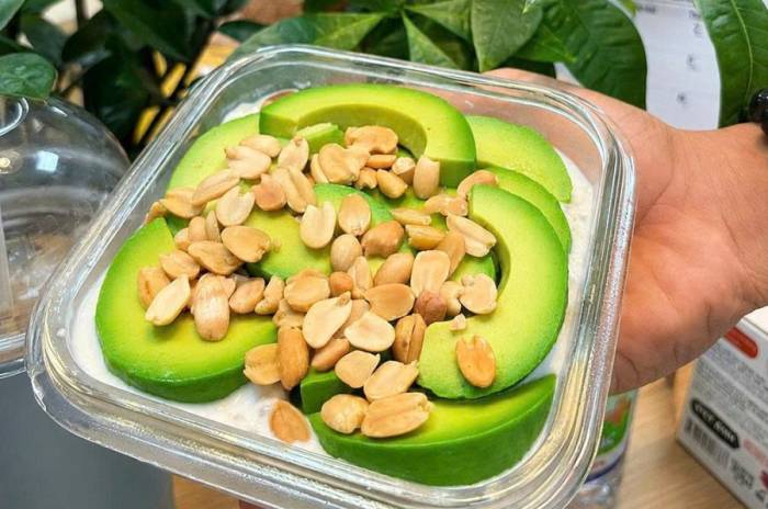 Sinh tố bơ, yến mạch kết hợp với các loại hạt hỗ trợ sức khỏe cho phụ nữ. Ảnh: Đình Diệu