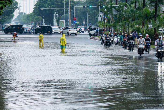 Ứng trực trên đường Trần Thái Tông chiều 17/9. Ảnh: Tùng Đinh