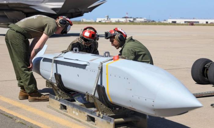 Binh sĩ Mỹ kiểm tra bom lượn AGM-154 tại căn cứ Miramar ở bang California hồi năm 2024. Ảnh: USMC