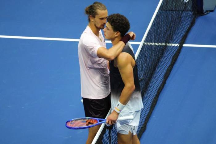 Zverev (trái) và Shelton trao đổi trên lưới khi trận chung kết đơn nam Mỹ Mở rộng kết thúc tại sân Arthur Ashe, thuộc Trung tâm Quần vợt Quốc gia Billie Jean King ở Flushing Meadows, New York, ngày 13/9/2026. Ảnh: AP