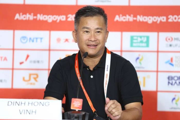 HLV Đinh Hồng Vinh họp báo sau trận Việt Nam thắng Philippines 2-0 ở lượt hai bảng C bóng đá nam ASIAD 2026, trên sân Nagoya Minato, Nhật Bản ngày 18/9/2026. Ảnh: Hoàng Hồ