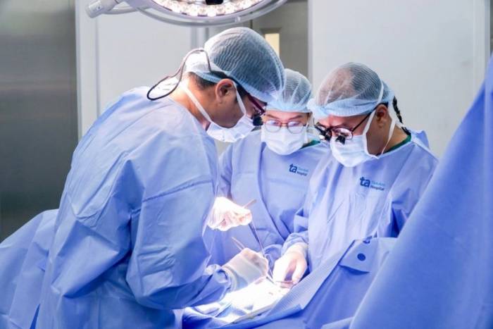 Bác sĩ Trọng (bên phải) phẫu thuật hạ tinh hoàn cho Khôi. Ảnh: Bệnh viện Đa khoa Tâm Anh