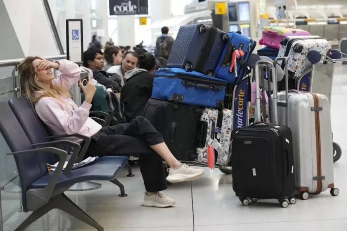 Mang theo quá nhiều hành lý sẽ khiến bạn gặp khó khăn ở sân bay. Ảnh: Seattle Times