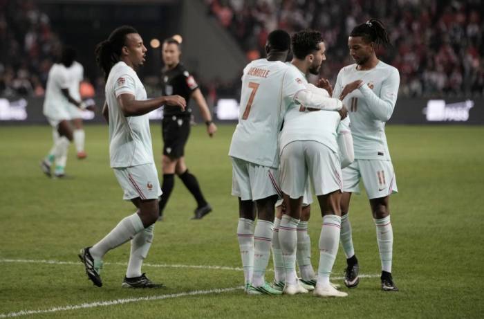 Mbappe chấn thương sau khi ghi bàn. Ảnh: AP