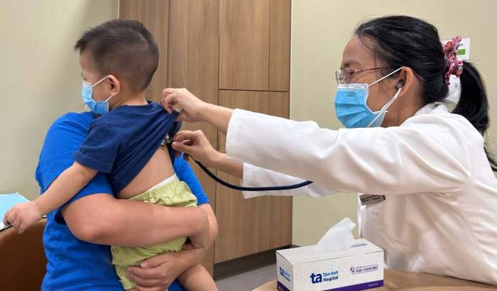 BS.CKI Nguyễn Thị Hạnh Trang thăm khám sức khỏe cho trẻ. Ảnh: Bệnh viện Đa khoa Tâm Anh