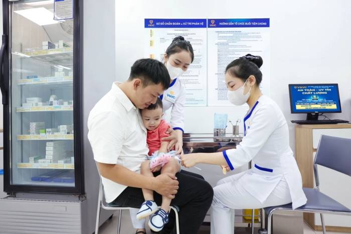 Trẻ nhỏ tiêm vaccine tay chân miệng ngay ngày đầu triển khai tại Hệ thống Tiêm chủng VNVC. Ảnh: Nhân Lê