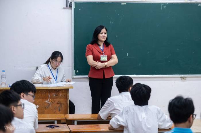 Giám thị coi thi lớp 10 tại Hà Nội, tháng 5/2026. Ảnh: Thế Bằng