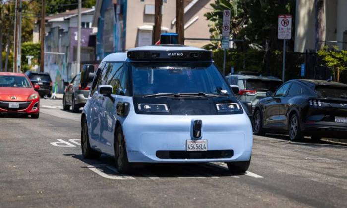 Xe tự lái Waymo - một chiếc Zeekr Ojai - chạy trên phố ở California. Ảnh: Los Angeles Times