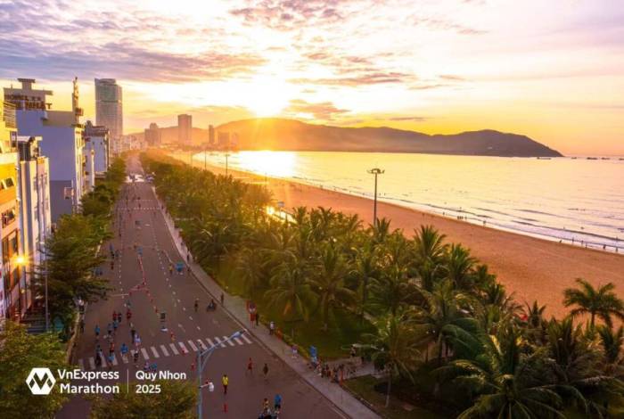 Bình minh tại biển Quy Nhơn. Ảnh: VnExpress Marathon