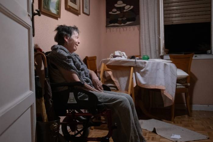 Bà Maricarmen, 87 tuổi, chờ cảnh sát đến nhà để thực hiện lệnh trục xuất tại Madrid, Tây Ban Nha ngày 23/9. Ảnh: AP