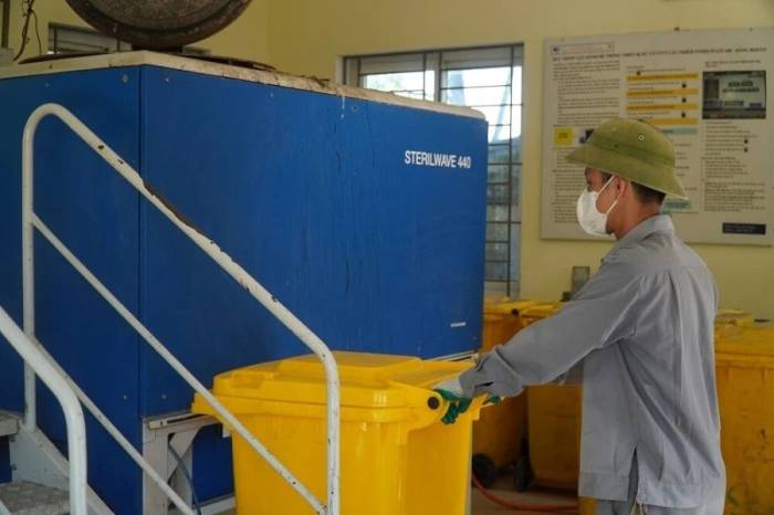 Xử lý rác thải y tế tại Bệnh viện đa khoa tỉnh Thanh Hóa. Ảnh: Cục Môi trường
