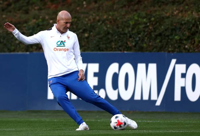 Zinedine Zidane trên sân tập của đội tuyển Pháp ở trung tâm huấn luyện Clairefontaine, Clairefontaine-en-Yvelines, Pháp ngày 21/9/2026. Ảnh: Reuters