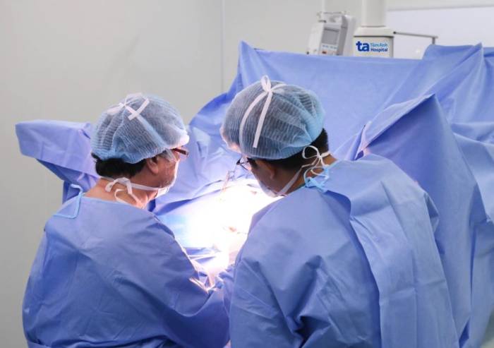 Bác sĩ Hậu (trái) đang phẫu thuật cắt đường rò cho ông Văn. Ảnh: Bệnh viện Đa khoa Tâm Anh