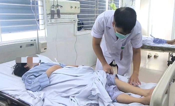 Nữ bệnh nhân 37 tuổi, ở Hà Nội mắc sốt xuất huyết nhầm với cảm sốt thường, chuyển nặng khi tự uống thuốc, nhập Bệnh viện Bệnh Nhiệt đới Trung ương điều trị. Ảnh: Bệnh viện Bệnh nhiệt đới Trung ương