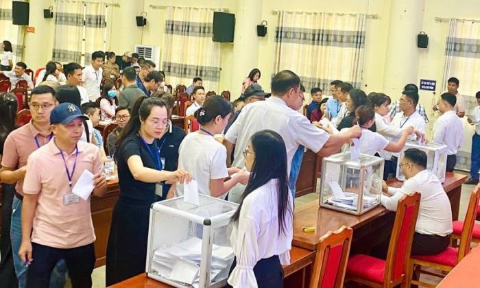 Nhà đầu tư tham gia phiên đấu giá tại xã Ô Diên hôm 13/9. Ảnh: Cổng TTĐT xã Ô Diên