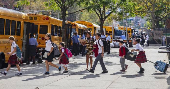 Học sinh Trường Năng khiếu Young Scholars ở New York giờ tan học. Ảnh: NBC