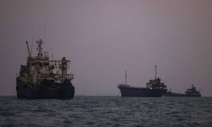 Tàu thuyền di chuyển qua eo biển Hormuz, ngoài khơi thành phố cảng Bandar Abbas ở miền nam Iran, ngày 5/9. Ảnh: AFP