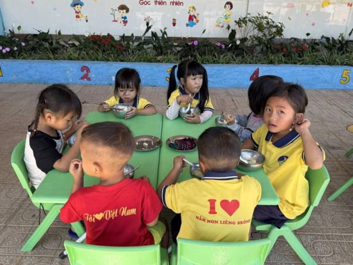 Học sinh điểm trường Liêng Hùng, trường mầm non Bằng Lăng, xã Đam Rông 2, giờ ăn trưa, tháng 12/2025. Ảnh: Nga Thanh