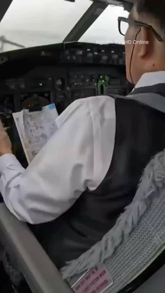Quốc vương Thái Lan tự lái chuyên cơ thăm Việt Nam
