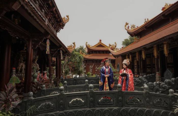 Minh Huyền, 22 tuổi và Hoàng Quân, 25 tuổi, ở Hà Nội chụp ảnh tại chùa Thắng Nghiêm, Thanh Oai, tháng 8/2026. Ảnh: Calica Wedding