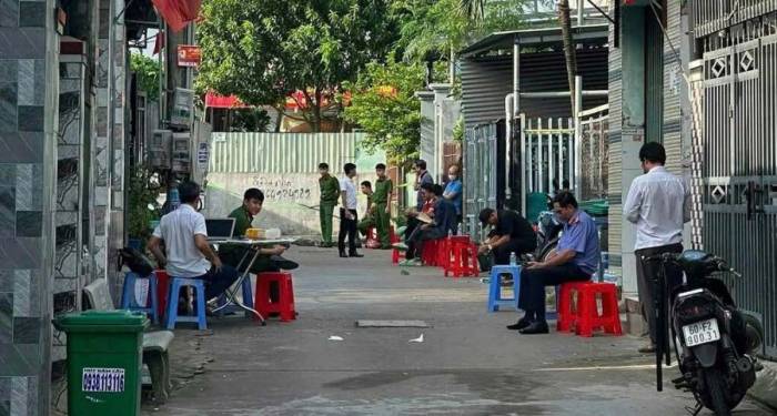 Cảnh sát đang phong tỏa hiện trường án mạng. Ảnh: Thái Hà
