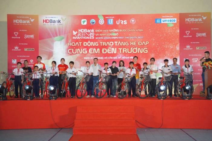 Ban tổ chức trao quà và học bổng cho học sinh địa phương. Ảnh: HDBank