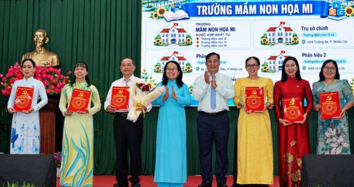Đại diện phường Nhiêu Lộc trao quyết định bổ nhiệm hiệu trưởng các trường sau sắp xếp, sáng 26/8. Ảnh: Nguyễn Quyên