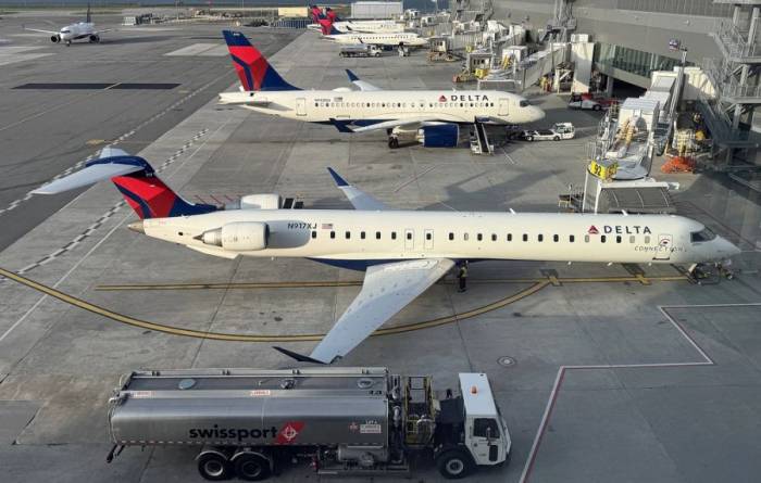 Máy bay chở khách Bombardier CRJ-900LR (trước) của hãng hàng không Delta tại sân bay LaGuardia, New York hồi tháng 4/2025. Ảnh: AFP
