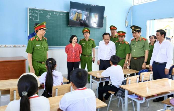 Cơ sở vật chất tại điểm trường Tiểu học Phong Thạnh tại khóm 23, phường Giá Rai, tỉnh Cà Mau đã được nâng cấp, trang bị đầy đủ thiết bị đảm bảo việc dạy và học cho cô và trò. Ảnh: Diễm Phạm
